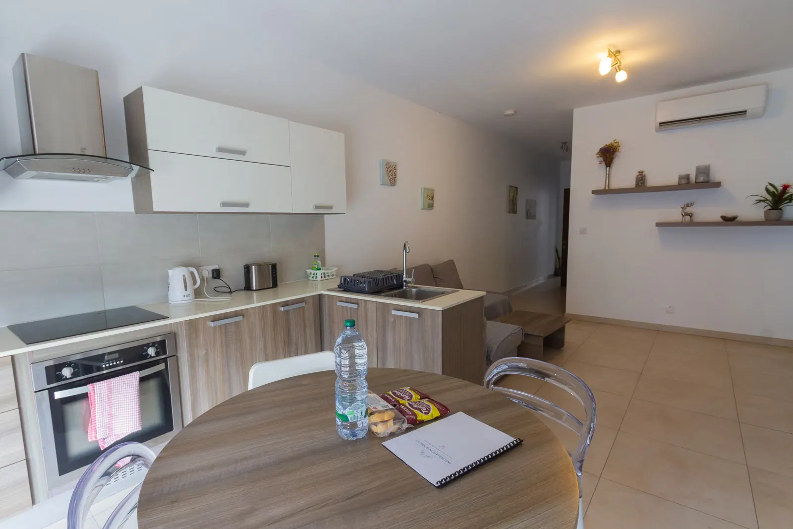 Fully equipped kitchen with oven and dining table
